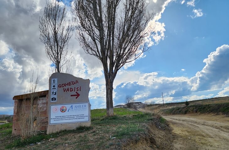 Gomeda Vadisi yönlendirme tabelası ve Kapadokya’da vadiye uzanan toprak yürüyüş yolu